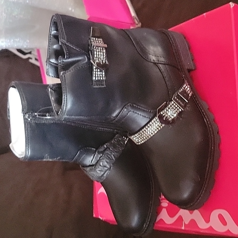 Big girls, black & rhinestone, zip-up, short boots.